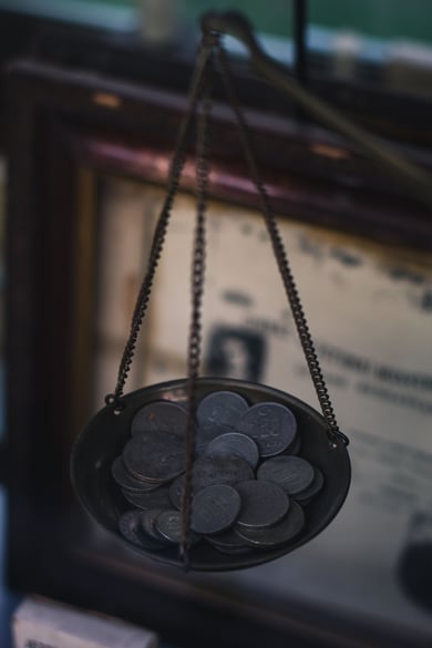 Balanza_dinero_utominaga.png