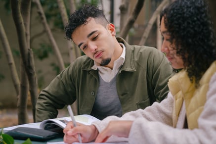 Estudiante_tomando_notas_utominaga.png