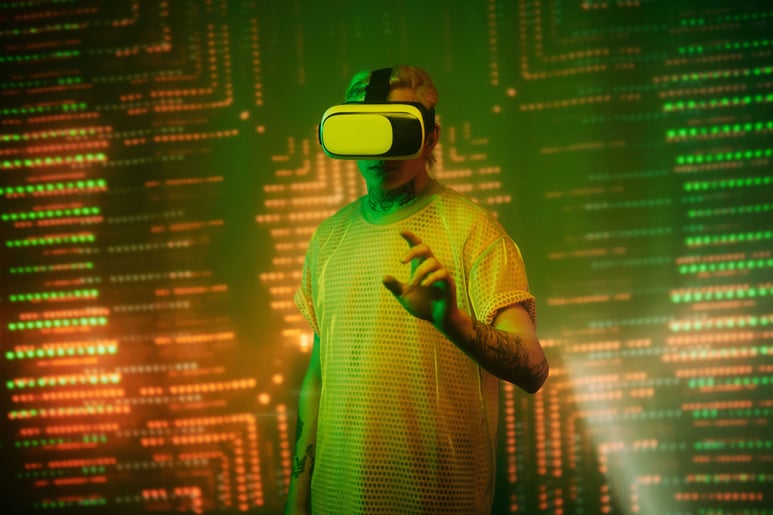 Persona_utilizando_gafas_realida_virtual_utominaga.png