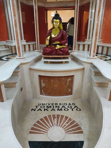 universidad-tominaga-nakamoto-lobby